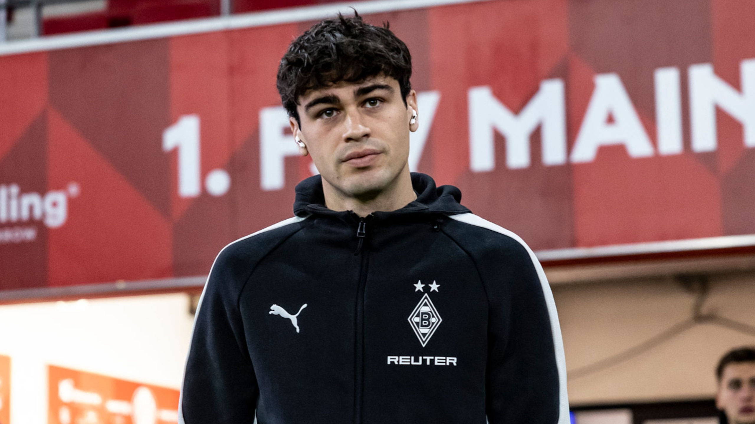Reyna Takes Baby Steps at Gladbach