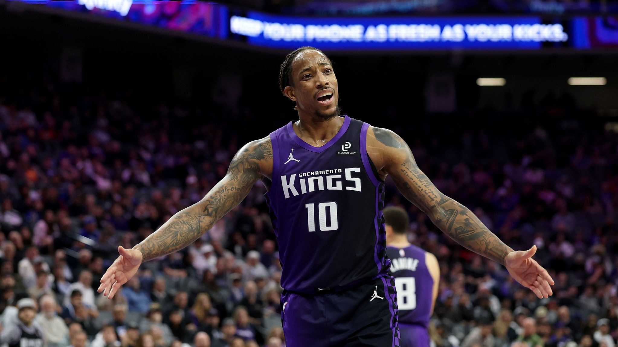 November 1, 2010; Sacramento, CA, USA; Sacramento Kings shooting guard  Luther Head (9) dribbles up court, image size:2046x1151