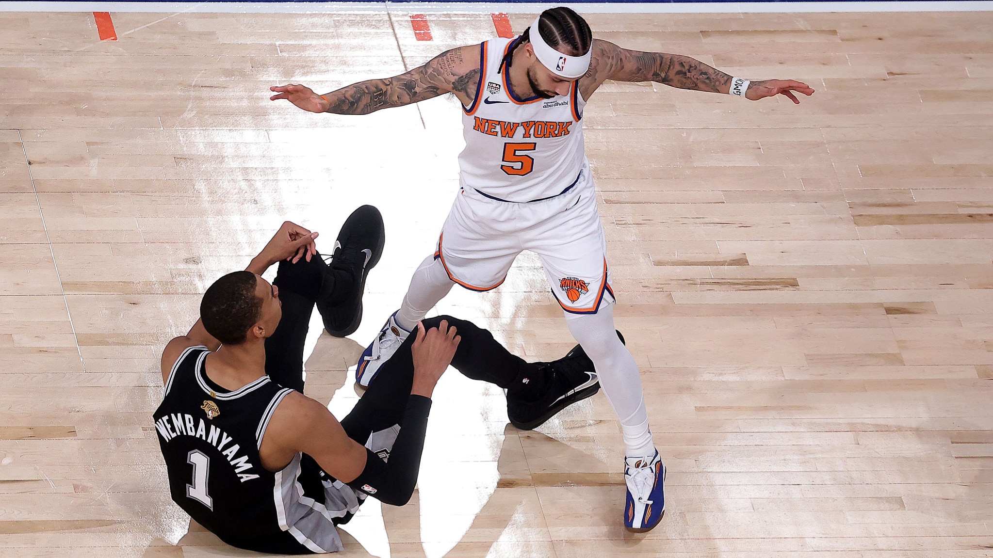 Knicks Beating Up Wemby 😳