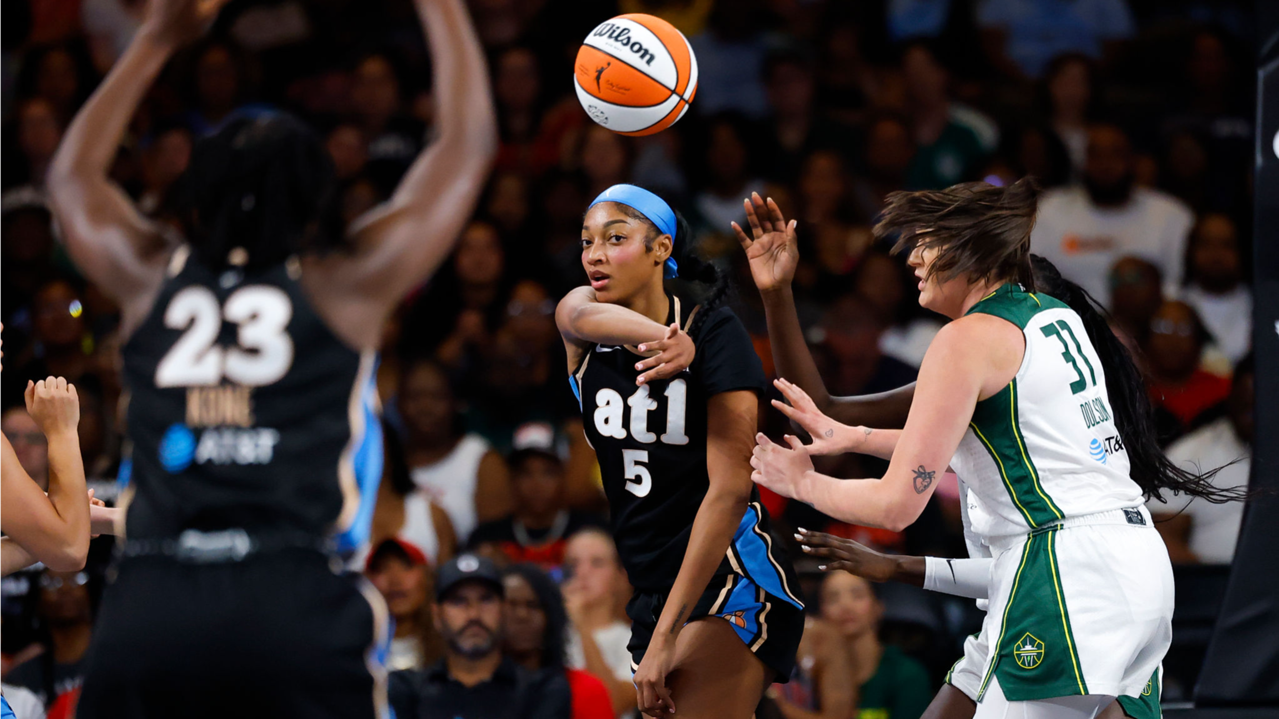 Gray, Reese Lead Dream Past Storm 😤