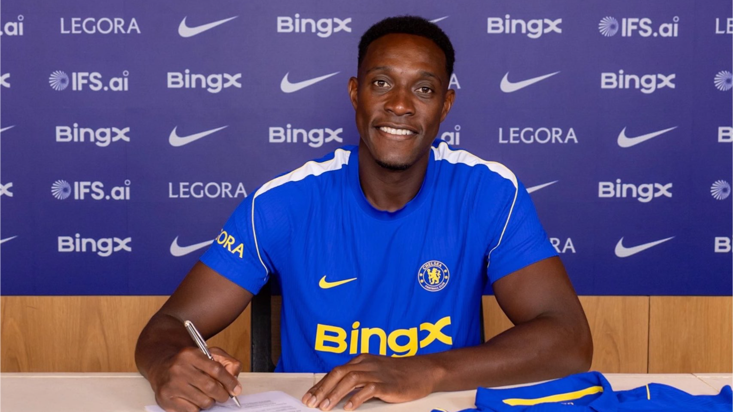 Chelsea Unveils Welbeck 📸